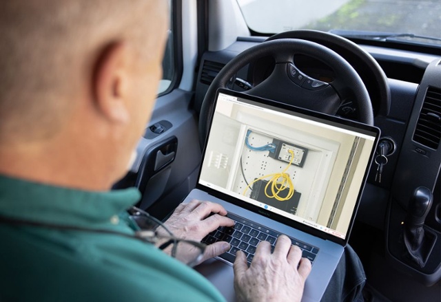 Field services pro using remote video onsite on his laptop